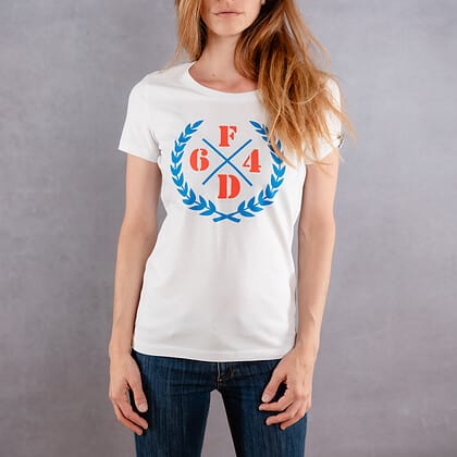 Image de face d'une femme portant un T-shirt slim blanc au logo bleu et rouge de la collection Laurier
