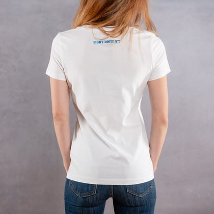 Image de dos d'une femme portant un T-shirt blanc slim au logo bleu et rouge de la collection Laurier