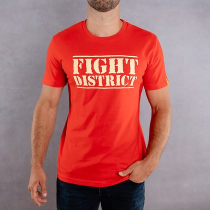 Image de face d'un homme portant un T-Shirt rouge au logo blanc de la collection The Original