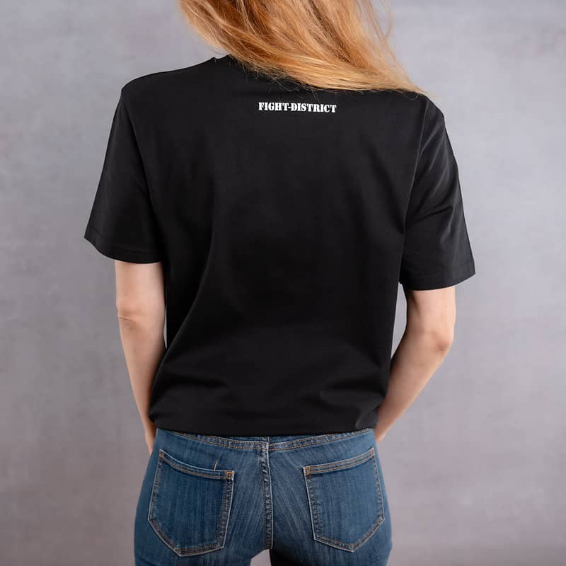 Image de dos d'une femme portant un T-shirt noir au logo blanc de la collection flag