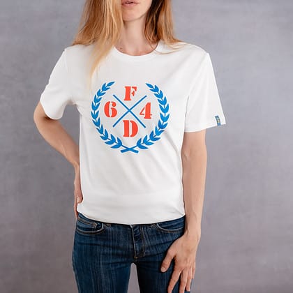 Image de face d'une femme portant un T-shirt blanc au logo bleu et rouge de la collection Laurier