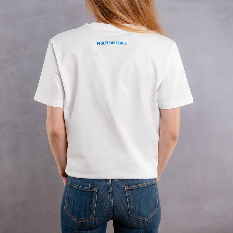 Image de dos d'une femme portant un T-shirt blanc au logo bleu et rouge de la collection Laurier