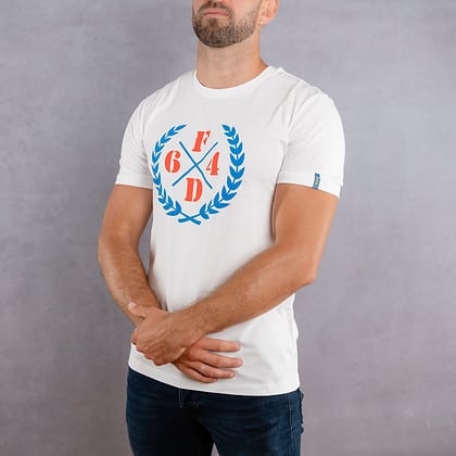 Image de face d'un homme portant un T-shirt blanc au logo bleu et rouge de la collection Laurier