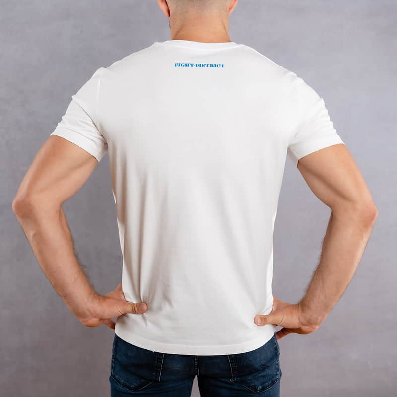 Image de dos d'un homme portant un T-shirt blanc au logo bleu et rouge de la collection Laurier