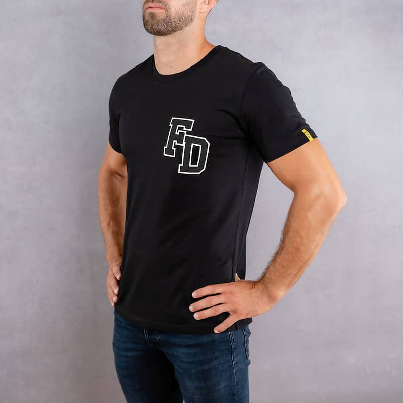 Image de face d'un homme portant un T-shirt noir au logo noir de la collection Arrow
