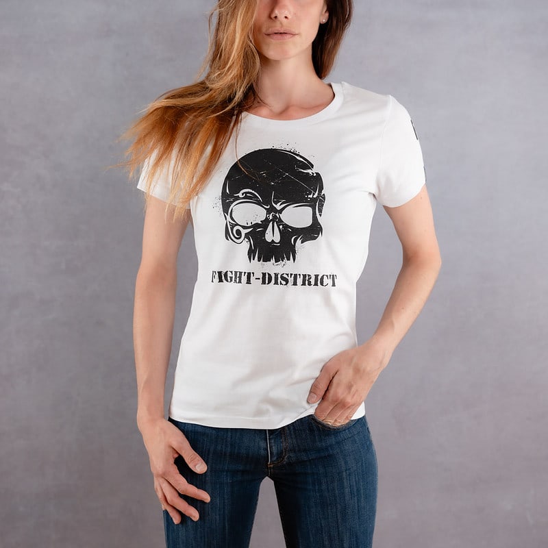 Image de face d'une femme portant un T-Shirt slim blanc au logo noir de la collection Cabal Skull