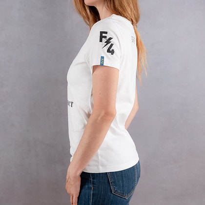 Image de profil d'une femme portant un T-Shirt slim blanc au logo noir de la collection Cabal Skull