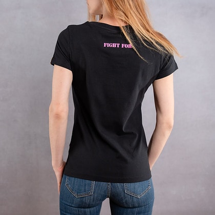 Image de dos d'une femme portant un T-Shirt noir slim au logo rose de la collection The Original