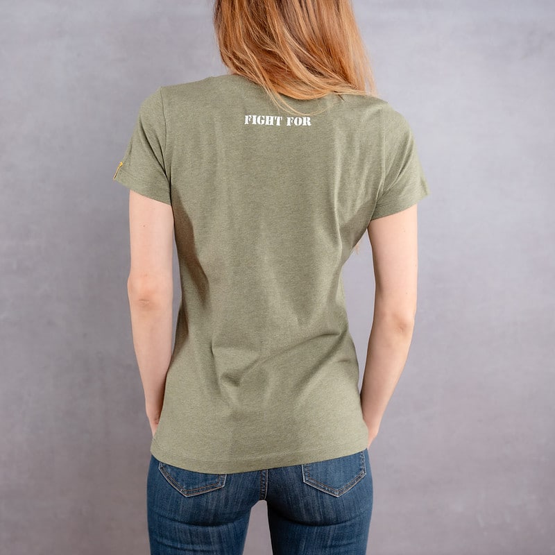 Image de dos d'une femme portant un T-Shirt slim khaki au logo blanc de la collection The Original