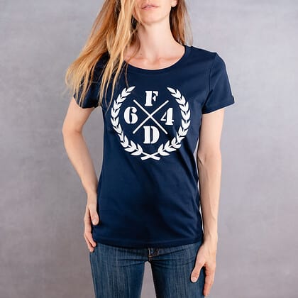 Image de face d'une femme portant un T-Shirt slim bleu foncé au logo blanc de la collection Laurier