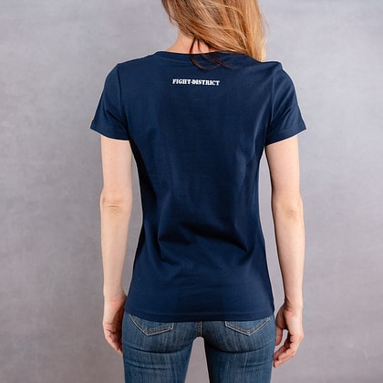 Image de dos d'une femme portant un T-Shirt slim bleu foncé au logo blanc de la collection Laurier