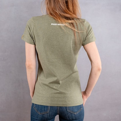 Image de dos d'une femme portant un T-Shirt slim khaki au logo blanc de la collection Laurier