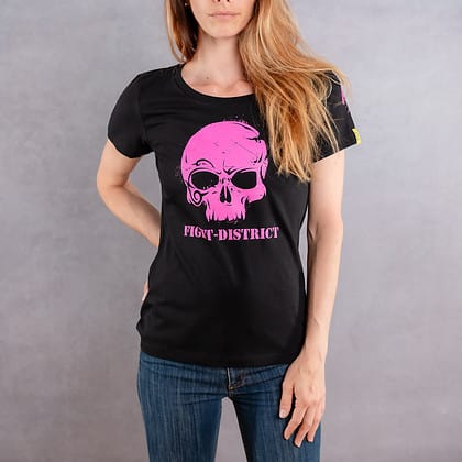 Image de face d'une femme portant un T-Shirt slim noir au logo rose de la collection Cabal Skull