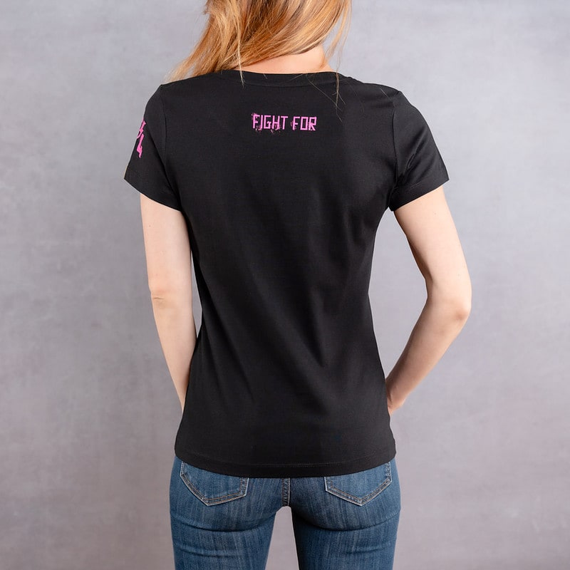 Image de dos d'une femme portant un T-Shirt slim noir au logo rose de la collection Cabal Skull