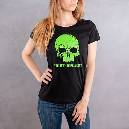 Image de face d'une femme portant un T-Shirt slim noir au logo vert de la collection Cabal Skull