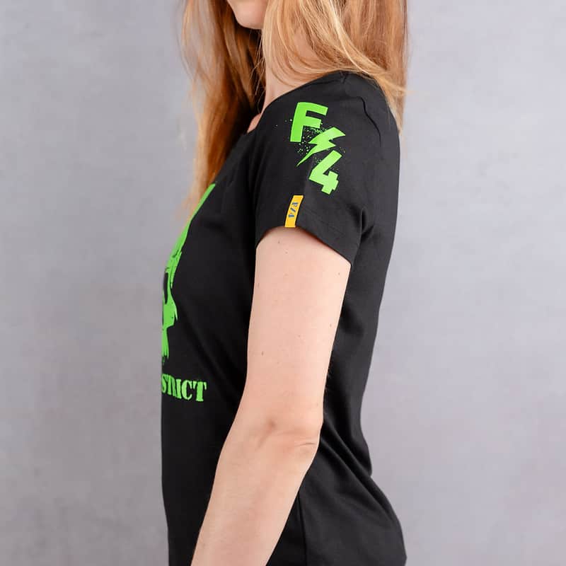 Image de profil d'une femme portant un T-Shirt slim noir au logo vert de la collection Cabal Skull