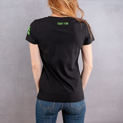 Image de dos d'une femme portant un T-Shirt slim noir au logo vert de la collection Cabal Skull