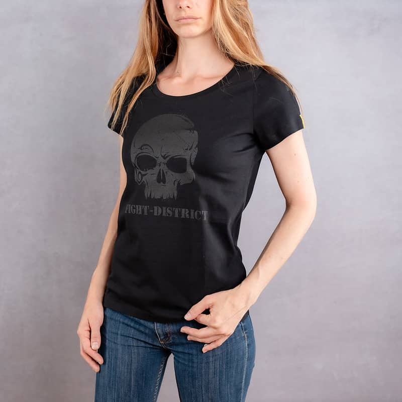 Image de face d'une femme portant un T-Shirt noir slim au logo noir de la collection Cabal Skull