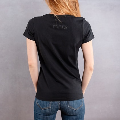 Image de dos d'une femme portant un T-Shirt noir slim au logo noir de la collection Cabal Skull