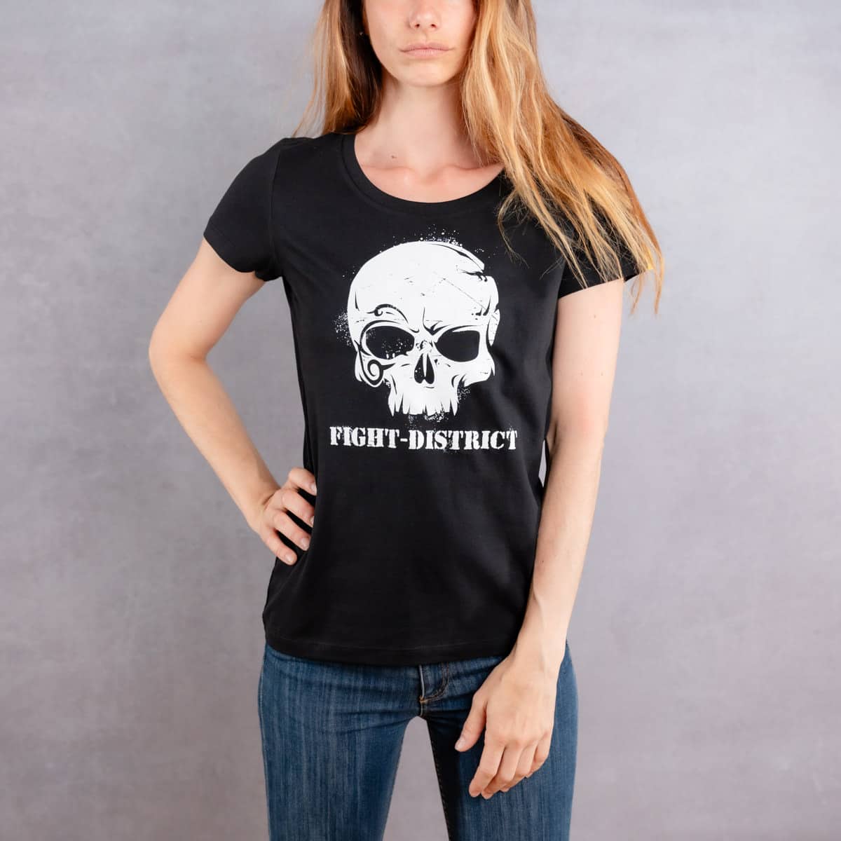 Image de face d'une femme portant un T-Shirt noir slim au logo blanc de la collection Cabal Skull