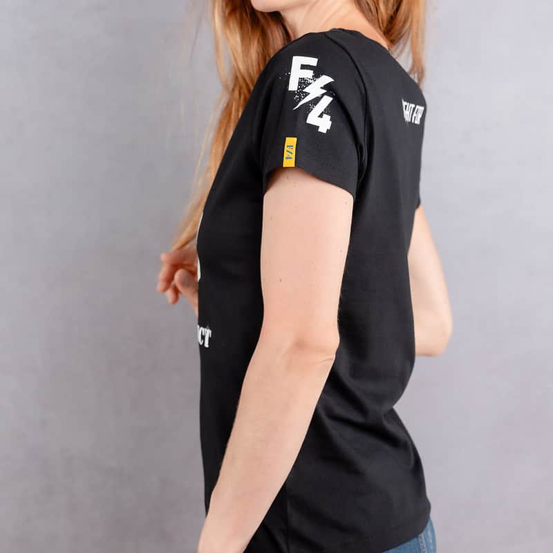 Image de côté d'une femme portant un T-Shirt noir slim au logo blanc de la collection Cabal Skull