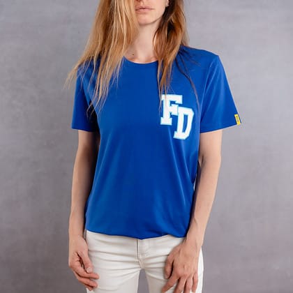 Image de face d'une femme portant un T-Shirt bleu roi au logo blanc de la collection Arrow