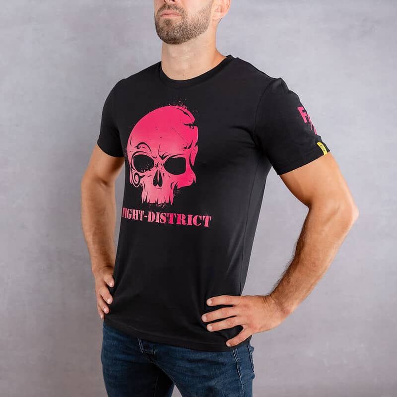 Image de face d'un homme portant un T-Shirt noir au logo rose de la collection Cabal Skull