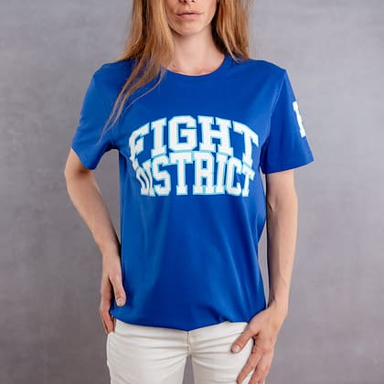 Image de face d'une femme portant un T-Shirt bleu roi au logo blanc de la collection College