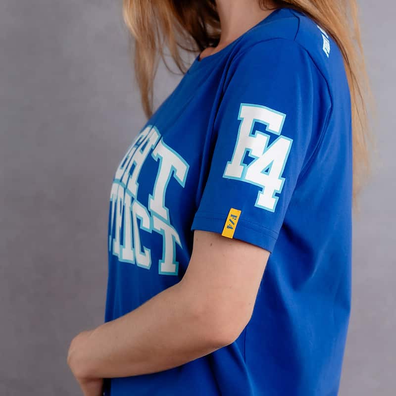 Image de profil d'une femme portant un T-Shirt bleu roi au logo blanc de la collection College