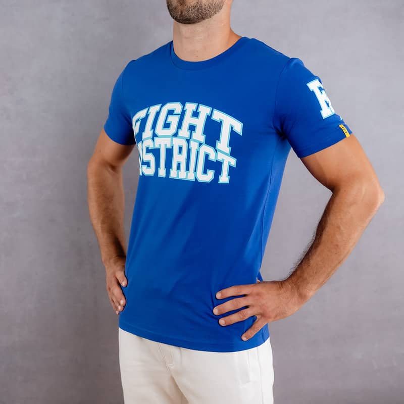 Image de face d'un homme portant un T-Shirt bleu au logo blanc de la collection College