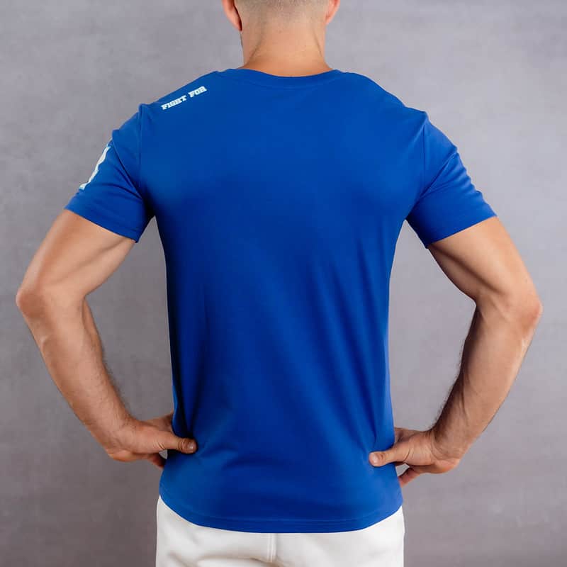 Image de dos d'un homme portant un T-Shirt bleu au logo blanc de la collection College