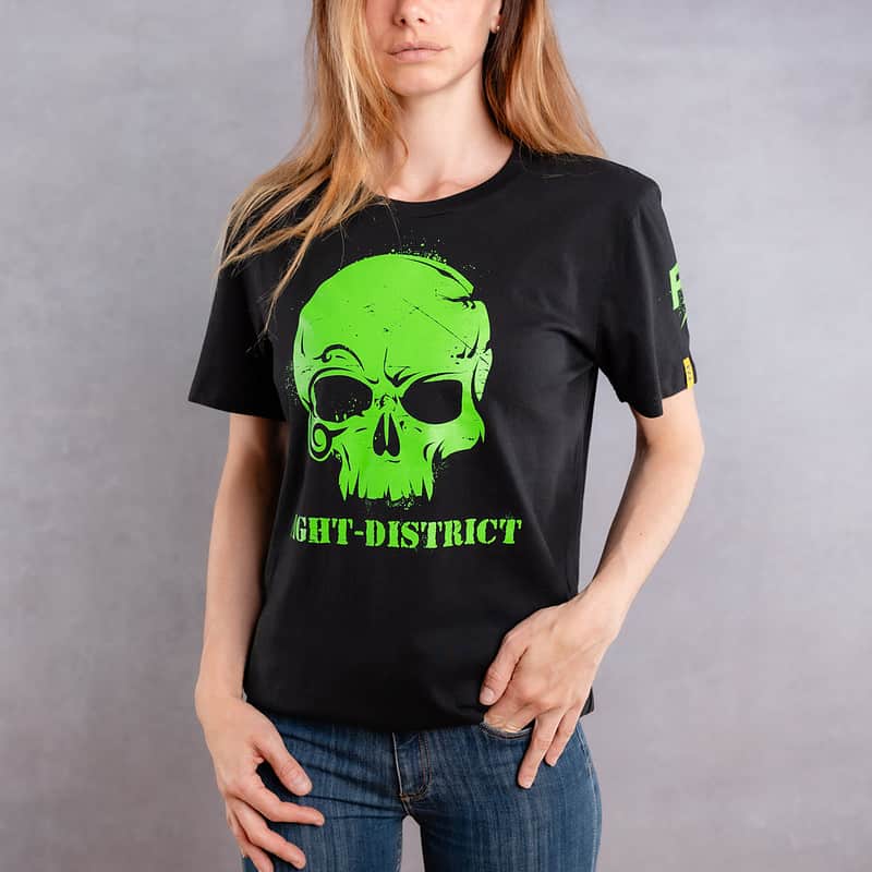 Image de face d'une femme portant un T-Shirt noir au logo vert de la collection Cabal Skull