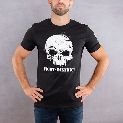 Image de face d'un homme portant un T-Shirt noir au logo blanc de la collection Cabal Skull