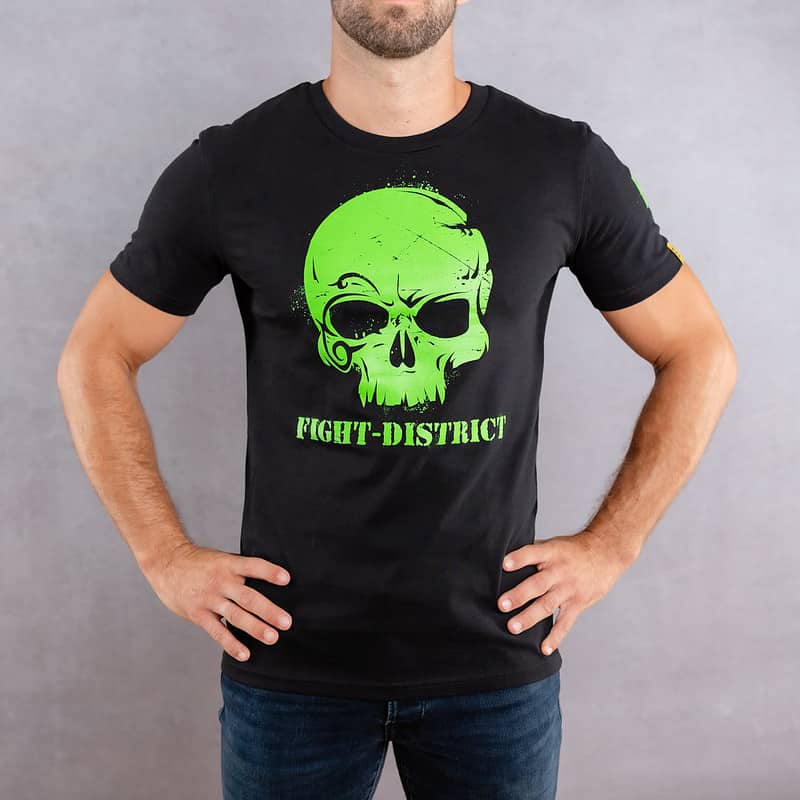 Image de face d'un homme portant un T-Shirt noir au logo vert de la collection Cabal Skull
