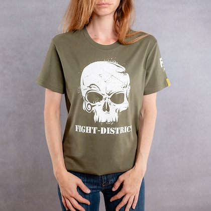 Image de face d'une femme portant un T-Shirt khaki au logo blanc de la collection Cabal Skull