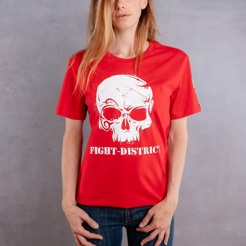 Image de face d'une femme portant un T-Shirt rouge au logo blanc de la collection Cabal Skull