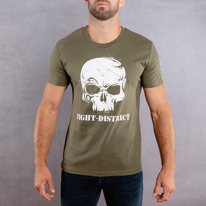 Image de face d'un homme portant un T-Shirt khaki au logo blanc de la collection Cabal Skull