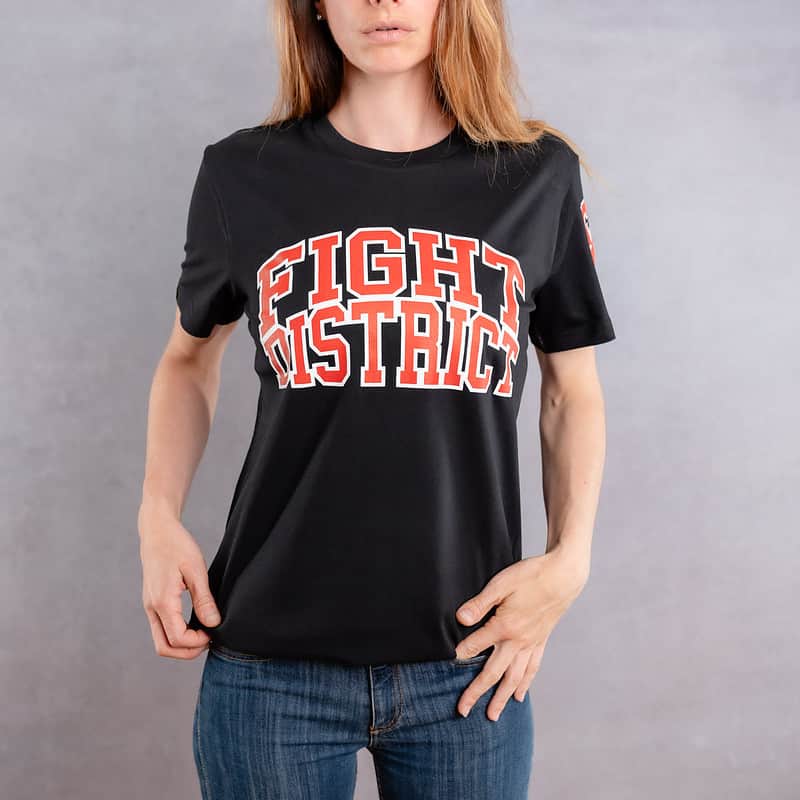 Image de face d'une femme portant un T-Shirt noir au logo rouge de la collection College