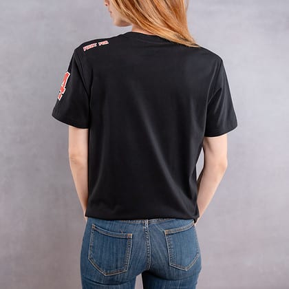 Image de dos d'une femme portant un T-Shirt noir au logo rouge de la collection College