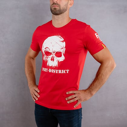 Image de face d'un homme portant un T-Shirt rouge au logo blanc de la collection Cabal Skull