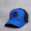 l'avant d'une Casquette Fight-District bleue à l'avant et noire à l'arrière avec le logo laurier devant