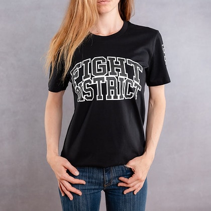 Image de face d'une femme portant un T-Shirt noir au logo noir de la collection College