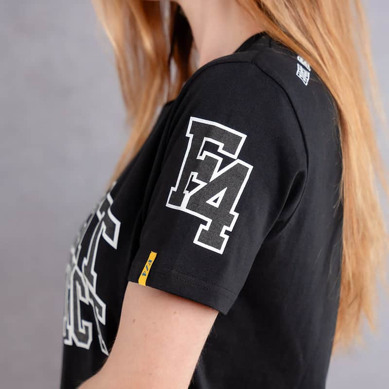 Image de profil d'une femme portant un T-Shirt noir au logo noir de la collection College