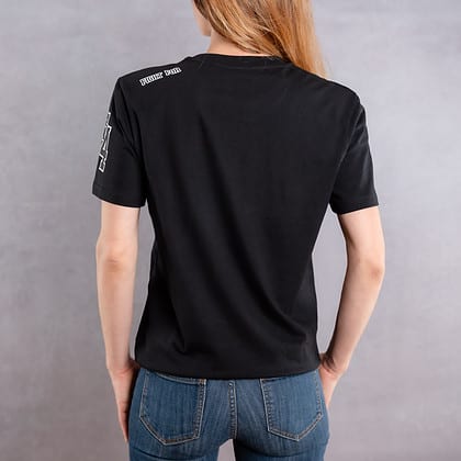 Image de dos d'une femme portant un T-Shirt noir au logo noir de la collection College
