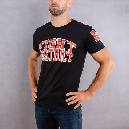 Image de face d'un homme portant un T-Shirt noir au logo rouge de la collection College
