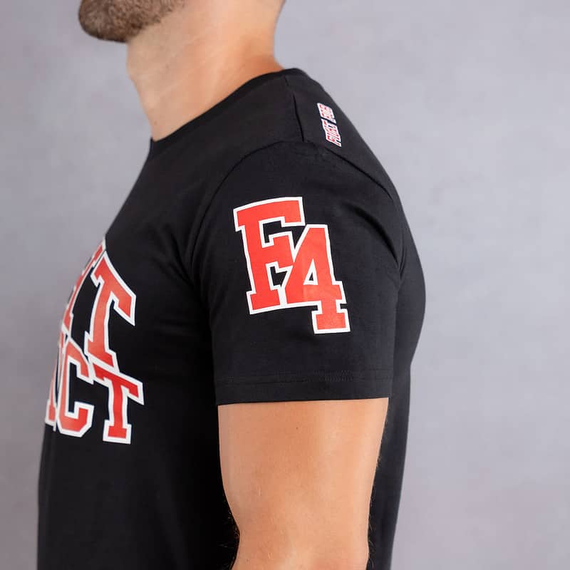 Image de profil d'un homme portant un T-Shirt noir au logo rouge de la collection College
