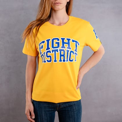 Image de face d'une femme portant un T-Shirt jaune au logo bleu de la collection College