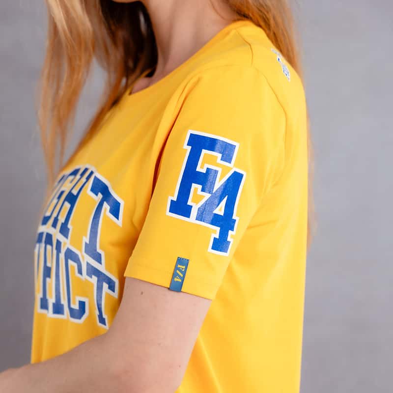 Image de profil d'une femme portant un T-Shirt jaune au logo bleu de la collection College