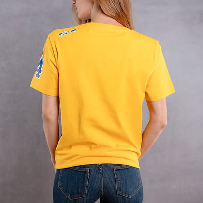 Image de dos d'une femme portant un T-Shirt jaune au logo bleu de la collection College