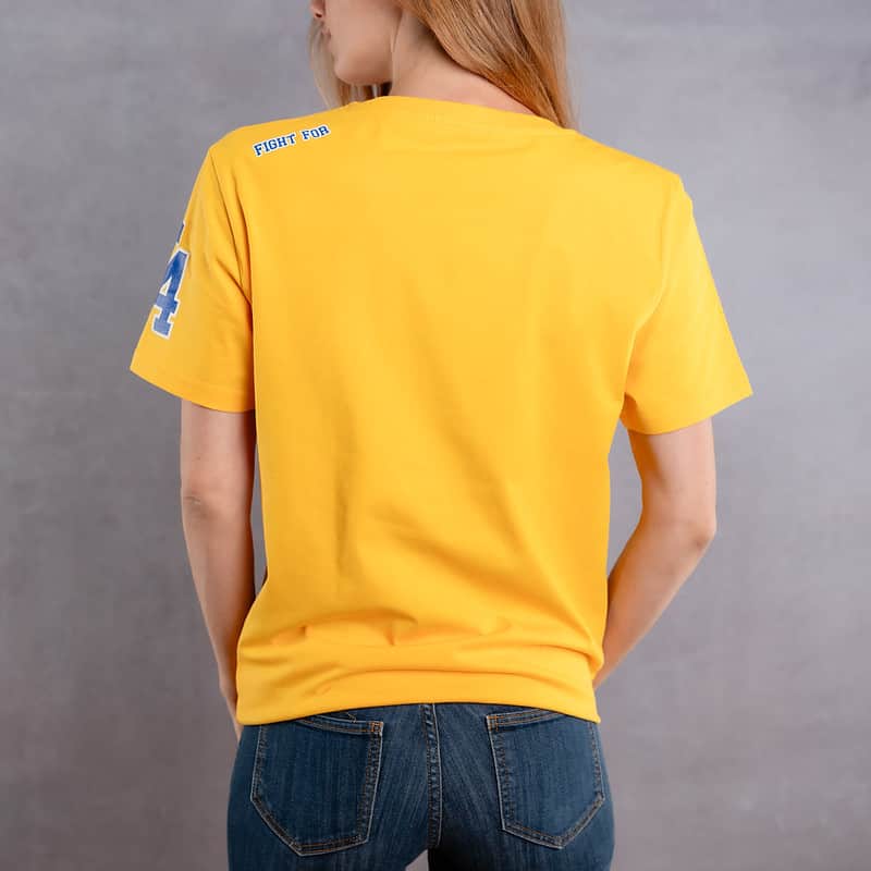 Image de dos d'une femme portant un T-Shirt jaune au logo bleu de la collection College
